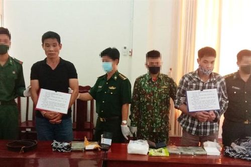 BĐBP An Giang: Bắt 2 đối tượng vận chuyển 6 bánh heroin