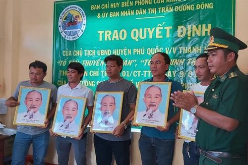Trao tặng 500 ảnh Bác Hồ và 1.500 lá cờ cho ngư dân Phú Quốc