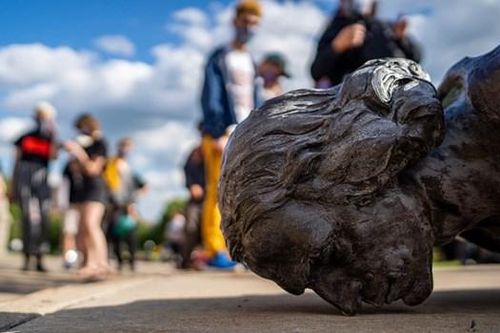 Người biểu tình Mỹ tiếp tục kéo đổ tượng đài ở Baltimore đúng ngày quốc khánh