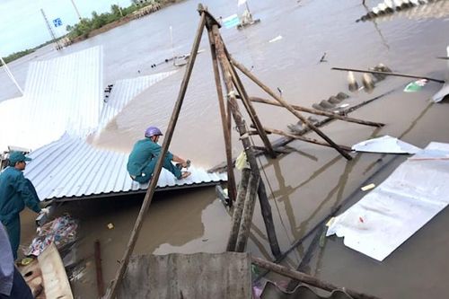 Cà Mau: Sạt lở nhấn chìm 14 nhà dân khu vực chợ Kênh 17