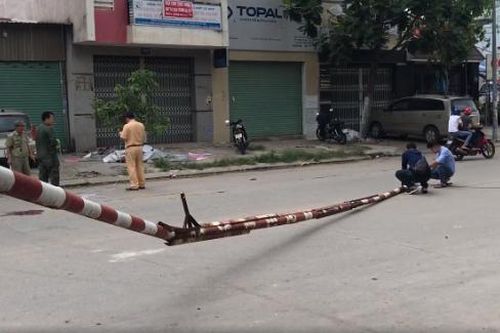 Bình Dương: Bị thanh barie rơi vào đầu, nam thanh niên tử vong
