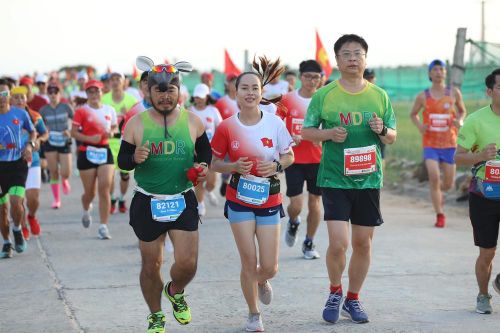 Rực rỡ sắc màu trên đường chạy Tiền Phong Marathon 2020