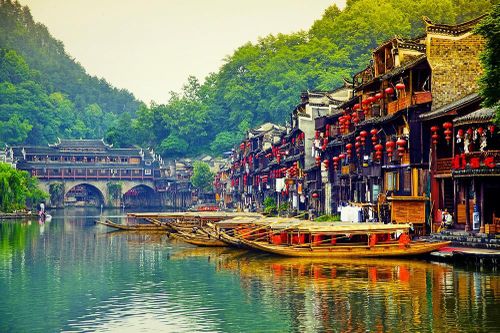 Phượng Hoàng cổ trấn đang chìm trong ngập lụt, đã tồn tại bao năm?