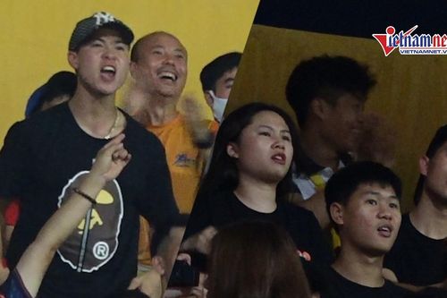 Đình Trọng cùng bạn gái hào hứng cổ vũ Hà Nội FC đấu Viettel