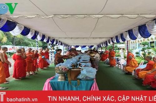 Người dân Lào nô nức bước vào mùa chay