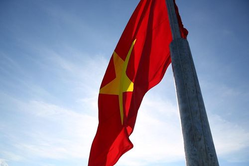 Xúc động buổi lễ thượng cờ tại đỉnh núi cao nhất đảo Lý Sơn