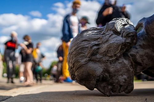 Mỹ: Người biểu tình kéo đổ tượng Christopher Columbus ở Baltimore