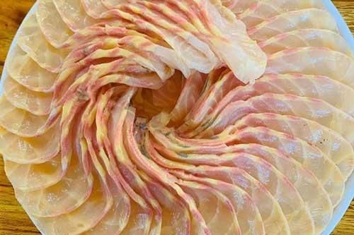Được người yêu cuốn cho miếng gỏi cá, anh chàng hồn nhiên gắp vào bát bố vợ tương lai khiến mặt ông biến sắc, nguyên nhân mới thật bất ngờ