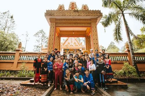 Lớp học chụp ảnh kỷ yếu tái hiện trang phục các dân tộc Việt Nam