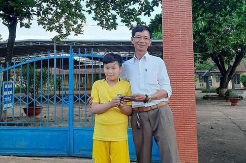 Trả lại 50 triệu đồng cho người đánh rơi, bé trai được người mất tiền xin nhận làm cháu nuôi