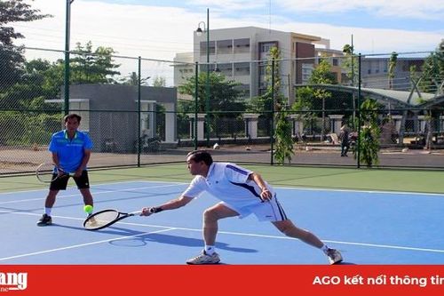 Giao lưu quần vợt chào mừng Đại hội Đảng bộ TP. Long Xuyên