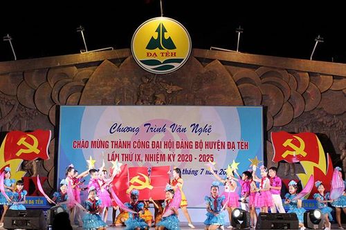 Văn nghệ chào mừng thành công Đại hội Đảng bộ huyện Đạ Tẻh lần thứ IX