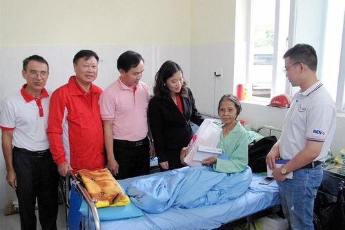 Chương trình Hành trình Đỏ trao tặng 30 suất quà cho bệnh nhân khó khăn