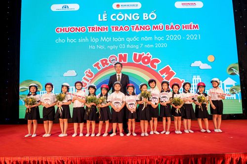 Honda Việt Nam tặng gần 2 triệu mũ bảo hiểm cho học sinh lớp 1 năm học 2020 - 2021