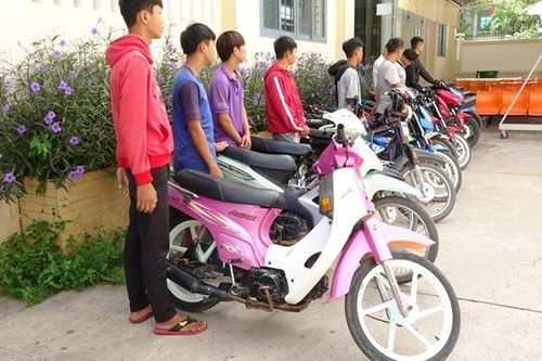 Vây bắt 16 'quái xế' trước cổng trường học