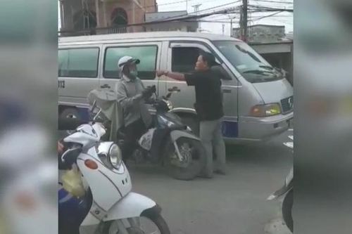 Tài xế ô tô đấm liên tiếp vào mặt người đi xe máy sau va chạm giao thông
