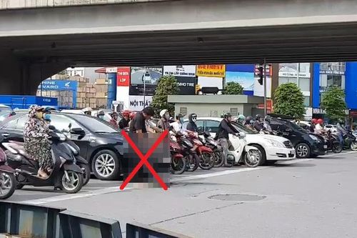 Phẫn nộ gã đàn ông tiểu bậy giữa ngã tư dừng đèn đỏ ở Hà Nội