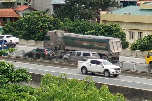 Xe tải 'đại náo' nhiều tuyến đường Hà Nội