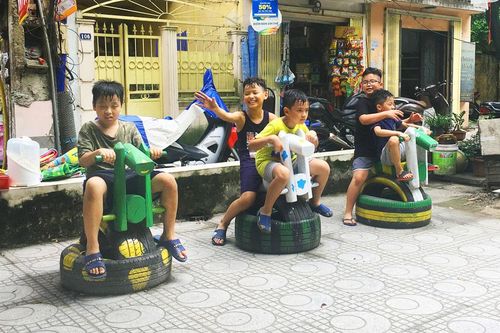 Sân chơi thân thiện từ vật liệu tái chế
