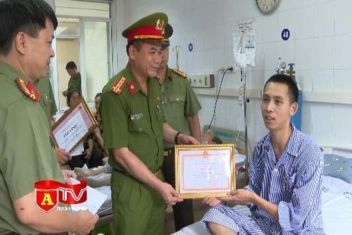 Bộ Công an gửi thư khen nam thanh niên dũng cảm truy bắt đối tượng cướp giật tại hiệu vàng Sông Giang