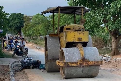 Nữ công nhân làm đường bị xe lu cán tử vong