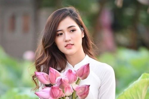 Cô giáo 9X 4 lần thi hoa khôi