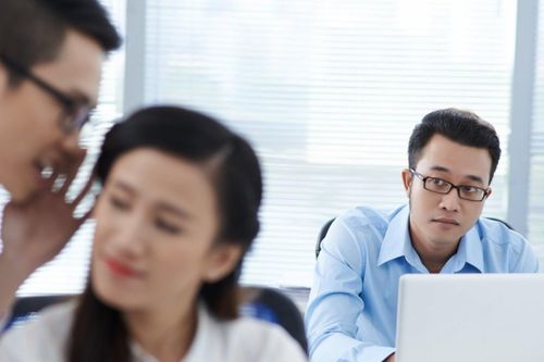 Có cần xây dựng văn hóa buôn chuyện nơi công sở