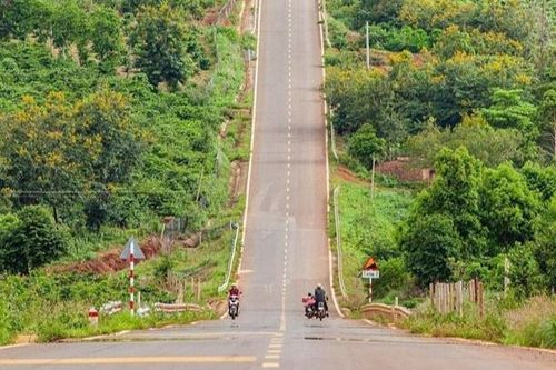 Hình ảnh đường dốc dựng đứng ở Việt Nam khiến dân mạng chú ý