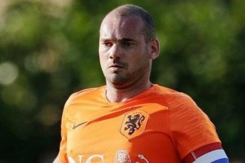 HLV tuyển Hà Lan phản đối ý định trở lại sân cỏ của Sneijder