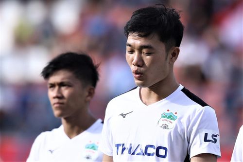 Xuân Trường sút phạt dội xà tạo cơ hội cho HAGL mở tỷ số
