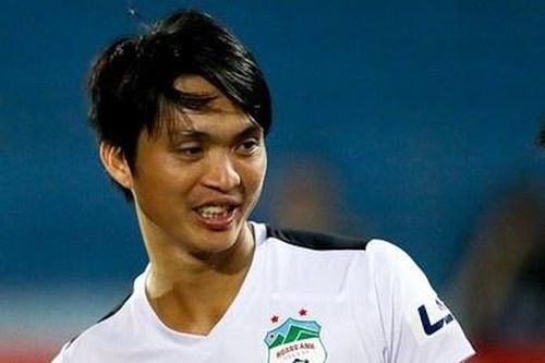 Tuấn Anh xoay người sút dội xà sau pha cướp bóng đối thủ