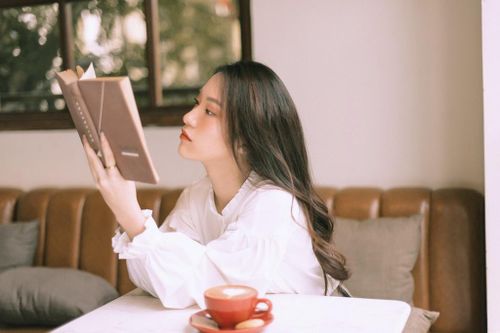 Hot girl nói 7 thứ tiếng: 'Tiếng Anh không khó, đừng nhăn nhó'