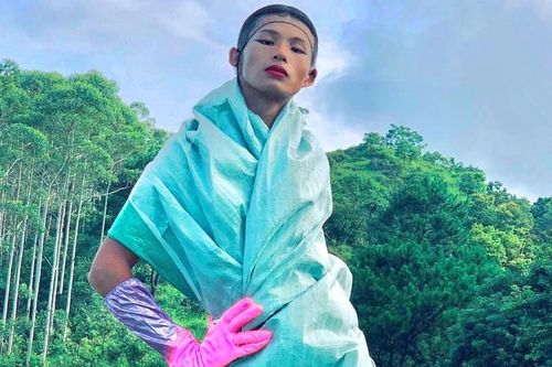 Chàng trai nổi tiếng nhờ biến đường làng thành sàn catwalk