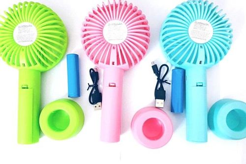 Quạt mini cầm tay tràn ngập thị trường