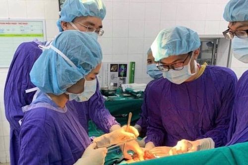 Phẫu thuật khối u gan khổng lồ đã bị vỡ cho nam bệnh nhân
