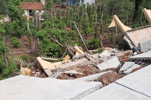 Đắc Nông: Làm rõ việc sập tường kè Trường THPT Quang Trung