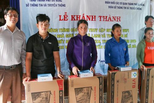 Trao tặng các thiết bị đầu thu và tivi cho người dân xã Hòa Bắc
