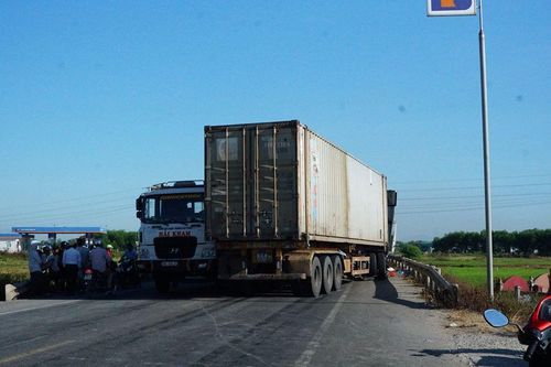 Va chạm giữa xe tải và xe container, 3 người thương vong