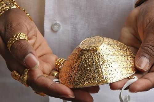Doanh nhân Ấn Độ phòng chống Covid-19 bằng khẩu trang vàng 4.000 USD