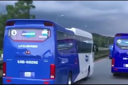 Xe chở công nhân chạy tốc độ cao cản đường xe chữa cháy