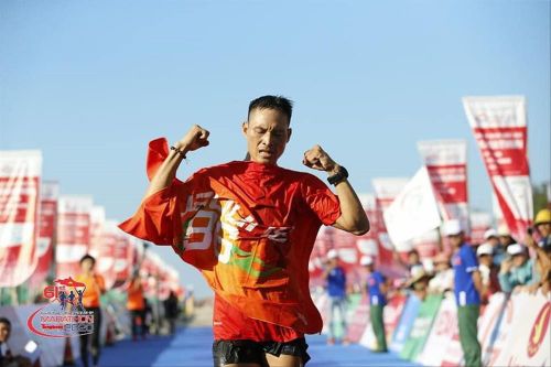 Thợ chụp ảnh 'dạo' gây sốc khi giành huy chương ở Tiền Phong Marathon