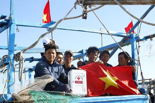Cờ Tổ quốc, tủ thuốc y tế đến tay ngư dân Lý Sơn