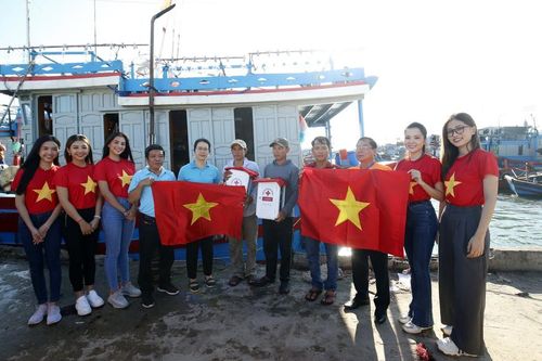Cờ Tổ quốc tung bay trên những con tàu vươn khơi, bám biển