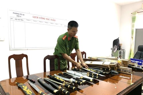 Phát hiện 27 bưu kiện bên trong chứa hung khí nguy hiểm