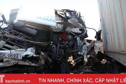 Xe tải tông nhau trực diện trên tuyến tránh TP Hà Tĩnh, 3 người thương vong