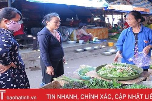 Nắng nóng kéo dài, rau xanh tại các chợ dân sinh ở Hà Tĩnh 'đắt đỏ'!