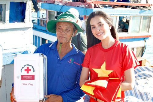 Trao 3.000 cờ Tổ quốc cho ngư dân Lý Sơn vươn khơi bám biển