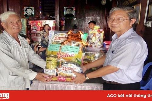 Lãnh đạo huyện Tri Tôn chúc mừng kỷ niệm ngày khai sáng đạo Phật giáo Hòa Hảo