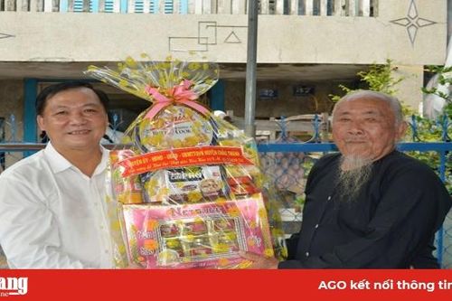Lãnh đạo huyện Châu Thành chúc mừng Đại lễ 18-5 Phật giáo Hòa Hảo