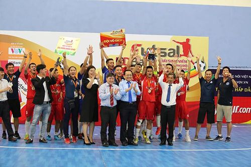 Đội bóng trường Đại học Nha Trang đoạt cúp vô địch